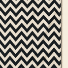 Kolter Decke mit Zickzack-Muster in Schwarz-Weiß.